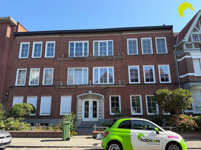 In een verzorgd appartementsgebouw bevindt zich dit charmante gelijkvloers appartement met twee slaapkamers en een uitzonderlijk ruime tuin. De woning