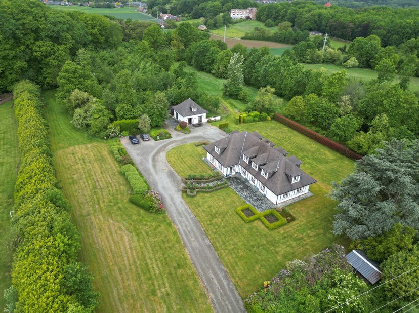 In Kessel-Lo, op slechts enkele minuten van het station van Leuven, ligt dit zeldzame en exclusieve landgoed verscholen in het hart van een privéterre