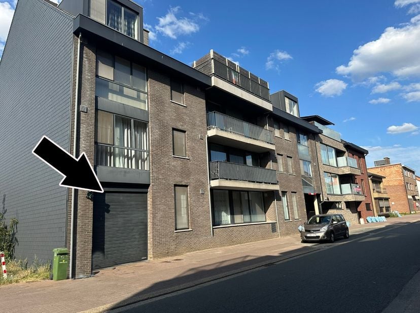 Afgesloten garages met toegang vanaf de Pauwengraaf (te voet) en de Mie Merkenstraat<br />
 via automatische poort.<br />
Ideale investering.<br />
De