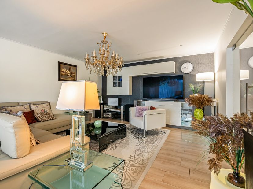 Op een gunstige ligging aan de ring van Turnhout bevindt zich dit goed onderhouden appartement met drie slaapkamers, twee terrassen en een ondergronds