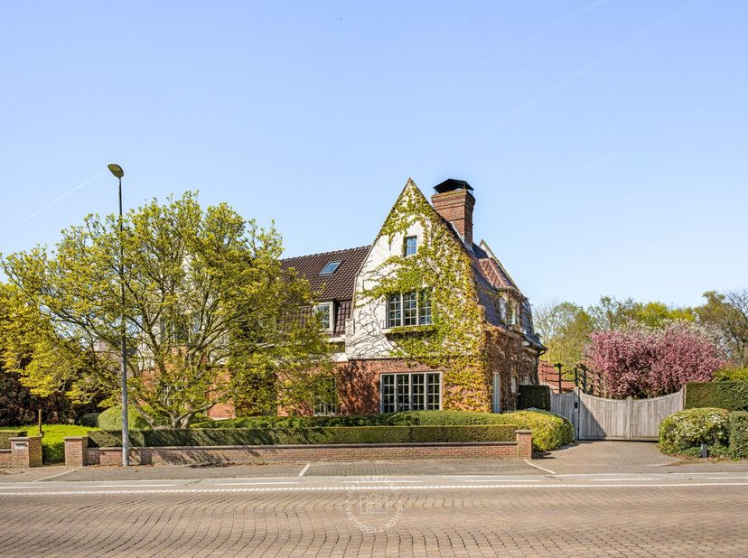 Dit karaktervol landhuis in charmante Engelse cottagestijl is gelegen op een riant perceel van ca. 4.000 m² en biedt een uitzonderlijke combinatie van