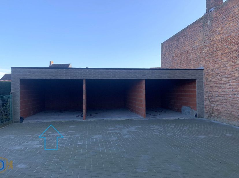 Gelegen in de kleinschalige Residentie "Mon Rêve". Vlot binnen en buiten het centrum terug.<br />
Wordt verkocht zonder poort!<br />
AFMETINGEN: 2,10m
