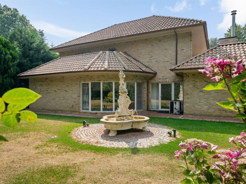 Ruime villa met 4 slpk op een perceel van 19a 11ca<br />
Deze ruime villa is gelegen op een prachtig perceel van 19a 11ca en biedt een doordachte inde