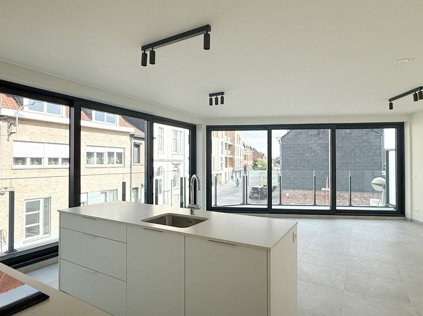 Ontdek dit moderne appartement op de eerste verdieping, waar comfort, licht en energiezuinig wonen perfect samenkomen.<br />
Indeling: inkom, 2 comfor