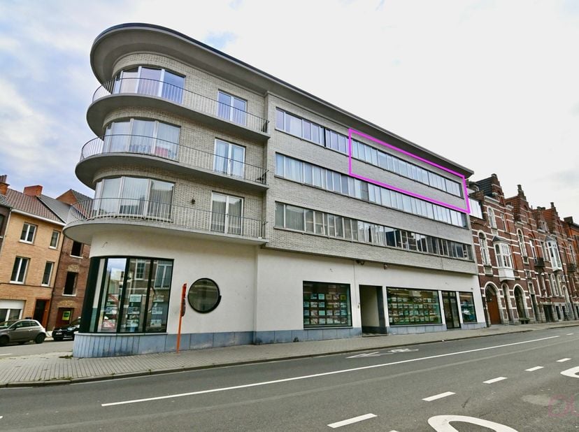 In Residentie Albert, gelegen op de Prins Albertlaan, op wandelafstand van de Grote Markt van Sint-Truiden, bevindt zich op de derde verdieping, dit r