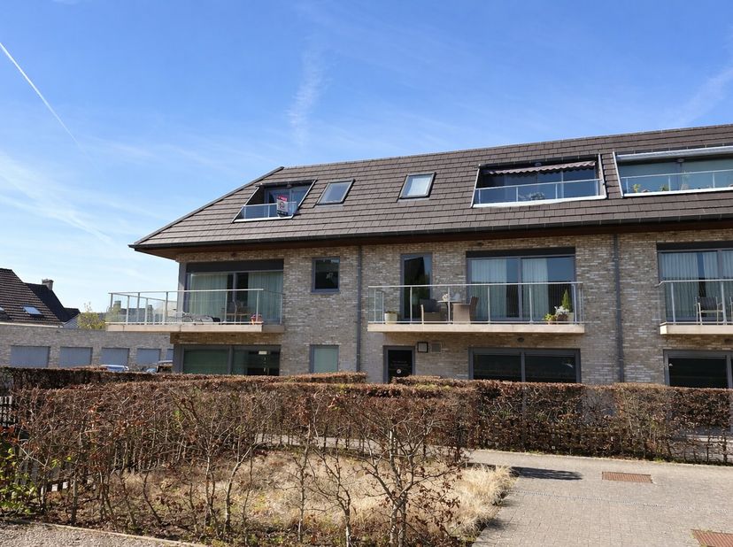 Dit mooie dakappartement (61 m²) bevindt zich op de 2e verdieping van de rustig gelegen stijlvolle Residentie Kloosterhof. Hier geniet je van een knus