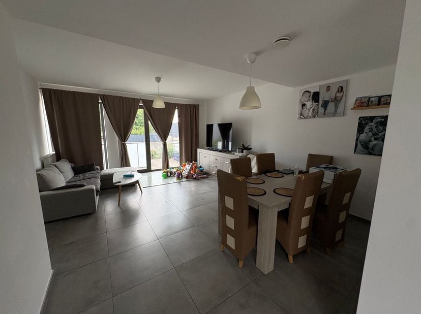 Appartement op 1ste verdieping met 2 slaapkamers<br />
<br />
Ligging: Dit appartement situeert zich in de Vrasenestraat te Nieuwkerken-Waas en is s