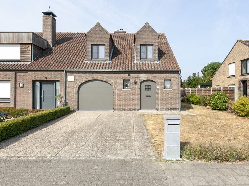 INSTAPKLARE HALFOPEN BEBOUWING -<br />
Bent u op zoek naar een instapklare woning waar comfort, ruimte en een aantrekkelijke ligging samenkomen? Dan i