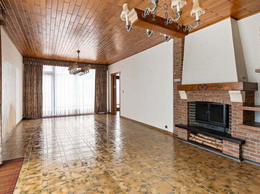 Ruime halfopen bebouwing met praktijkruimte en tuin in Geel<br />
De woning is gelegen aan de Groenstraat 68 in Geel, in een rustige en aangename buur