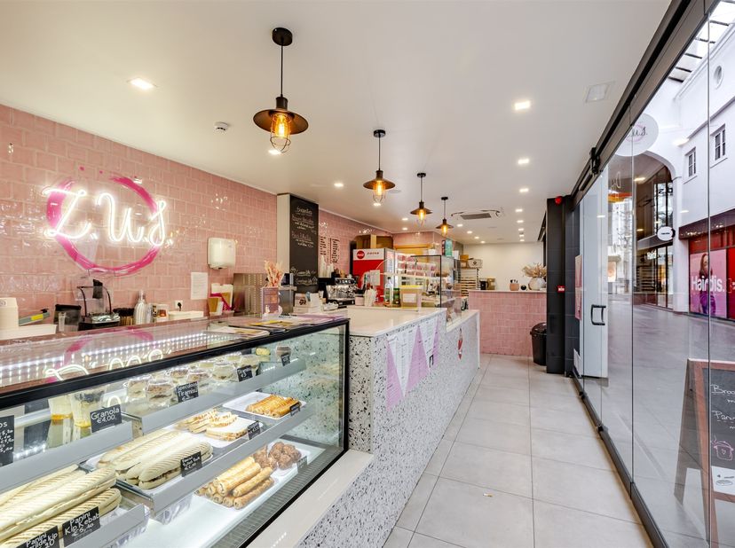 Zeer mooi ingerichte en volledig instapklare broodjeszaak op een absolute toplocatie in het centrum van Aalst, ter overname aangeboden. Dankzij de uit