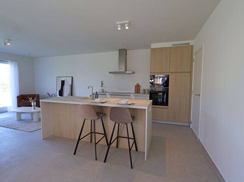 Cette spacieuse maison familiale offre tout le confort nécessaire à ceux qui recherchent un vaste espace de vie, un environnement calme et un jardin e
