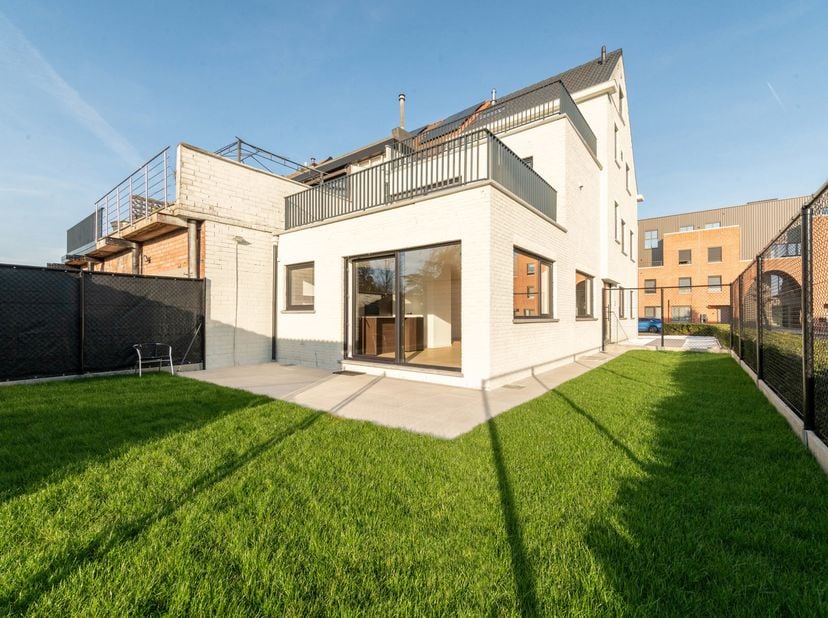 Instapklaar gelijkvloers appartement met tuin te Schelle.<br />
Ontdek dit prachtig gerenoveerde gelijkvloers appartement, gelegen in een kleinschalig