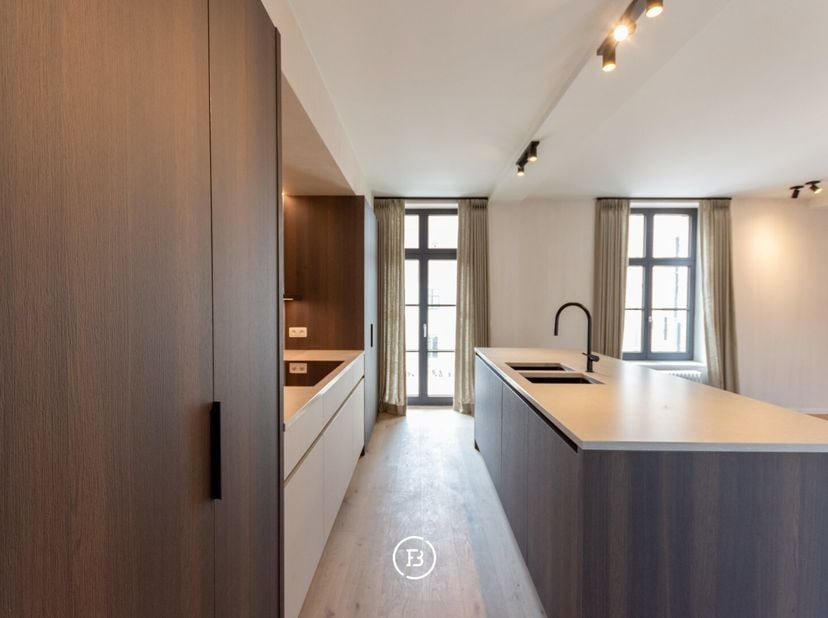 Caché au cur de Bruges se trouve un site historique qui, après des années d'abandon, a été réaménagé de manière exceptionnelle : la caserne Weyler. Un