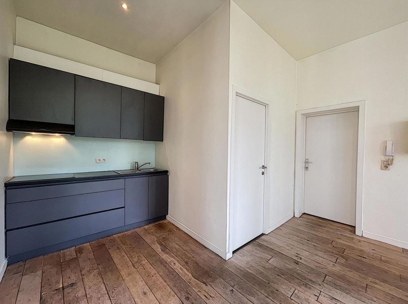 LIGGING<br />
Gelegen aan de Leie, in het historische centrum van Gent, woont u hier op een uitstekende locatie. Geschiedenis, cultuur, gastronomie en