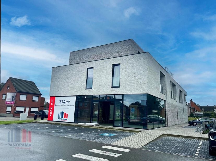 Fenomenaal gelegen nieuwbouw handelspand met een oppervlakte van 374 m² te huur langs de bedrijvige Olmensesteenweg.&amp;nbsp;Door de centrale ligging van