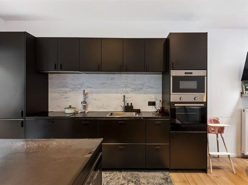 Gerenoveerde woning met 5 slaapkamers en grote tuin!<br />
Ligging:<br />
Deze volledig gerenoveerde woning bevindt zich in de Kapelstraat 208 in Hobo