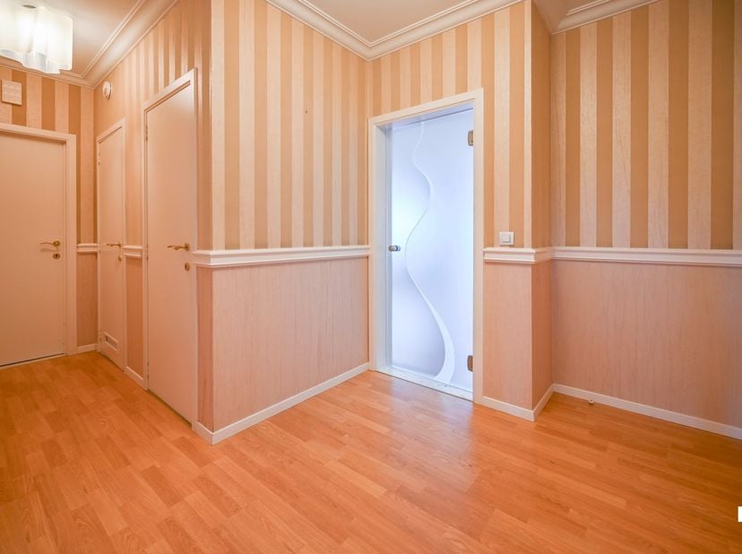 Dit centraal gelegen appartement op de tweede verdieping van Residentie Mandelheim biedt tal van mogelijkheden voor wie dichtbij allerlei voorzieninge