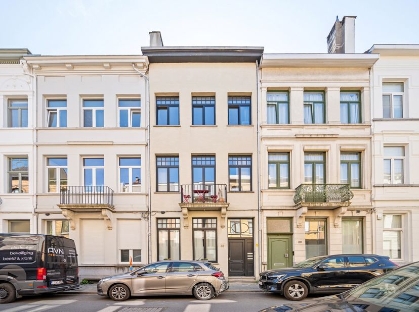 In een karaktervol herenhuis met een prachtige voorgevel bevindt zich dit ruime en stijlvolle appartement op een bijzonder gegeerde locatie in Antwerp