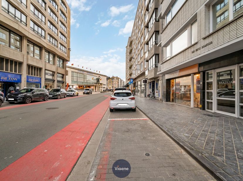 Handelspand op commerciële locatie recht tegenover het Casino-Kursaal - centrale locatie pal in het centrum van Oostende nabij de Zeedijk, het Marie-J