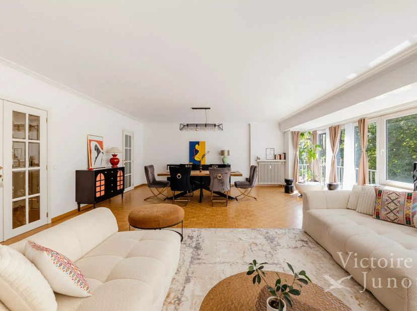 Victoire - Junot a le plaisir de vous présenter cet élégant appartement de 165m² offrant un cadre de vie exceptionnel. Avec son spacieux séjour lumine