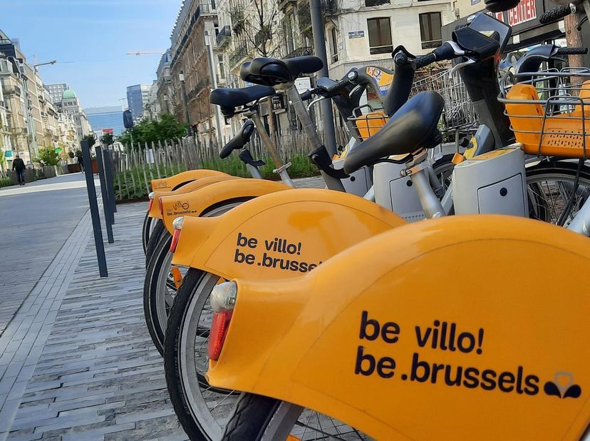 In het hart van de Brusselse voetgangerszone, op een steenworp van het Fontainasplein, bevindt zich dit charmante, volledig gerenoveerde duplexapparte