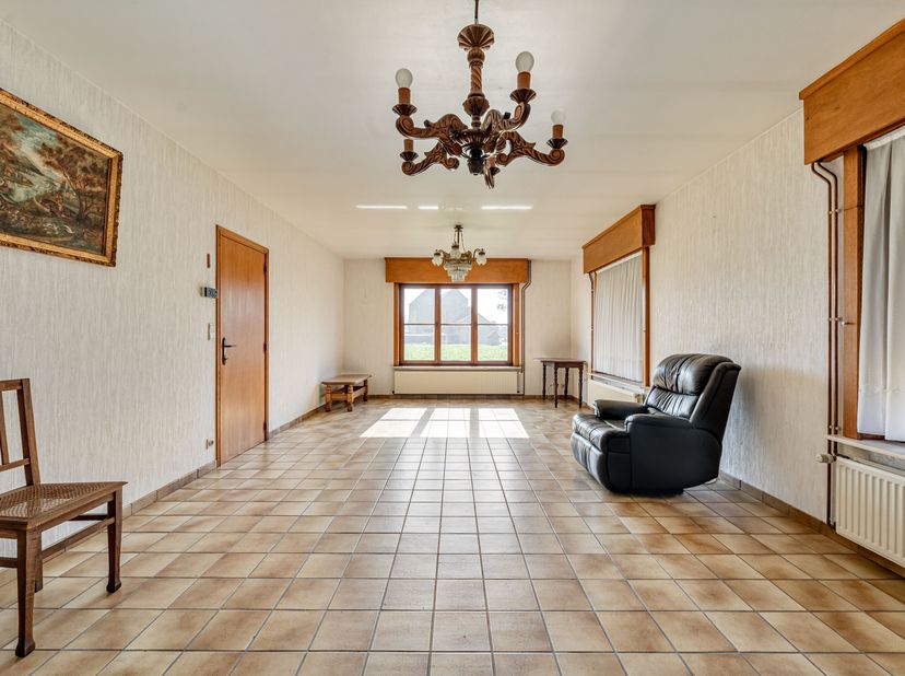 Alleenstaande en ruime woning te huur in Vlamertinge!<br />
De woning voorziet een ruime private oprit alsook een voortuin. We gaan binnen via de inko
