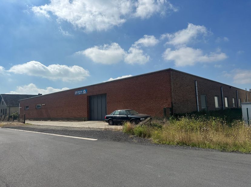 Loods van 360m² op industrieterrein van Houthulst.<br />
<br />
De loods heeft een eigen toegangspoort en is beschikbaar in overleg.<br />
<br />
Elek