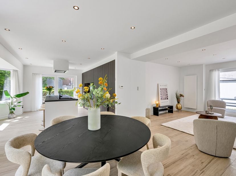 Deze woning is TOPgelegen aan en met zicht op de Astridpark, UNIEKE LOCATIE in het centrum van Kortrijk. Kwalitatief en volledig gerenoveerde woning m