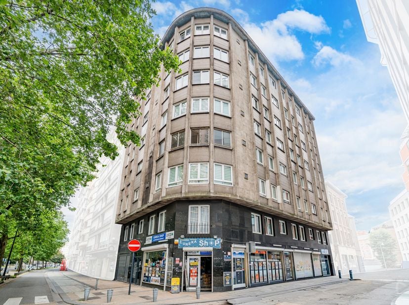 We Invest Centre Hainaut vous présente cet appartement idéalement placé sur le boulevard Tirou, offrant de beaux volumes et un potentiel intéressant.<