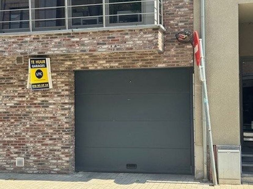 Geen gedoe meer met het zoeken van parkeerplek  in centrum Tienen! Geen parkeerboetes meer!<br />
Deze afgesloten autostaanplaats (nummer 11) in open