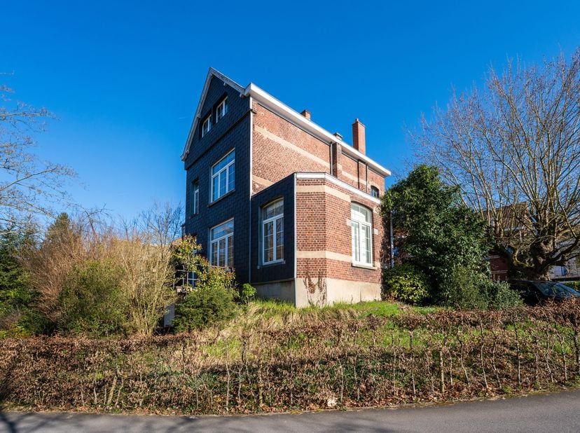 La Hulpe, au cœur du centre, idéalement située et à quelques pas de la Mazerine, VILLA (3CH/2SDB) récemment rénovée et sise sur un terrain de 3 ares 4