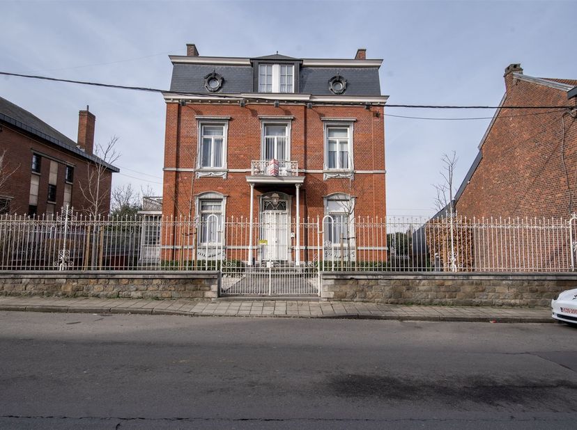 Située à Wandre, à quelques minutes à peine du centre de Liège, proche de la E25 vers Maastricht, cette spacieuse maison de Maître propose sur environ