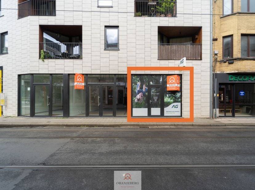 Instapklaar handelspand/kantoorruimte gelegen in de levendige Sleepstraat, een bruisende winkelstraat met tal van handelszaken en een constante passag