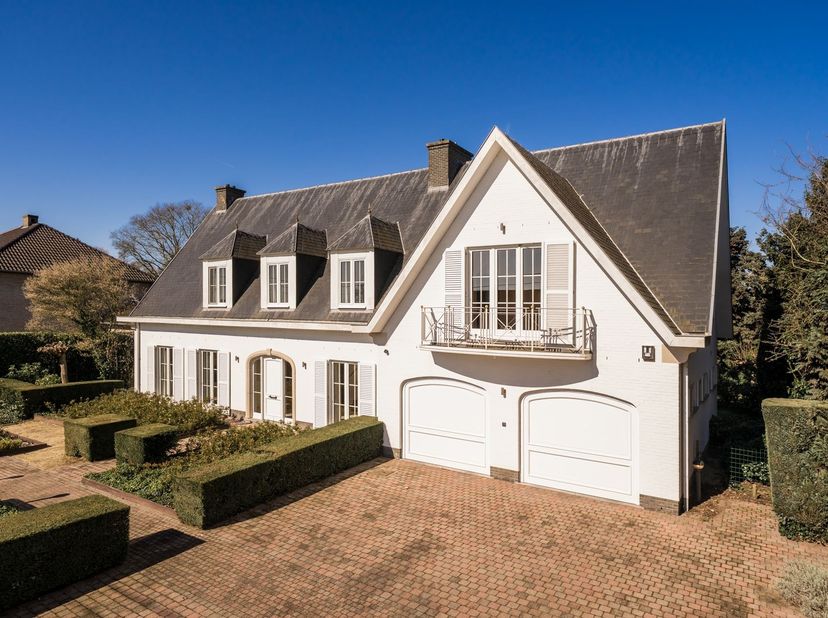 Exclusieve villa met paardenfaciliteiten <br />
Ontdek deze uitzonderlijke villa, gelegen op een prachtig perceel van 1.790 m² met maar liefst 10.000