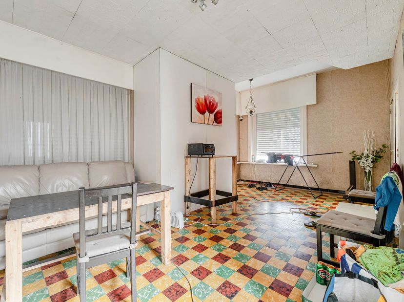 Deze halfopen woning gelegen in het centrum van Proven bevindt zich op wandelafstand van alle voorzieningen (Delhaize, bakker, slager,...)<br />
Gelij