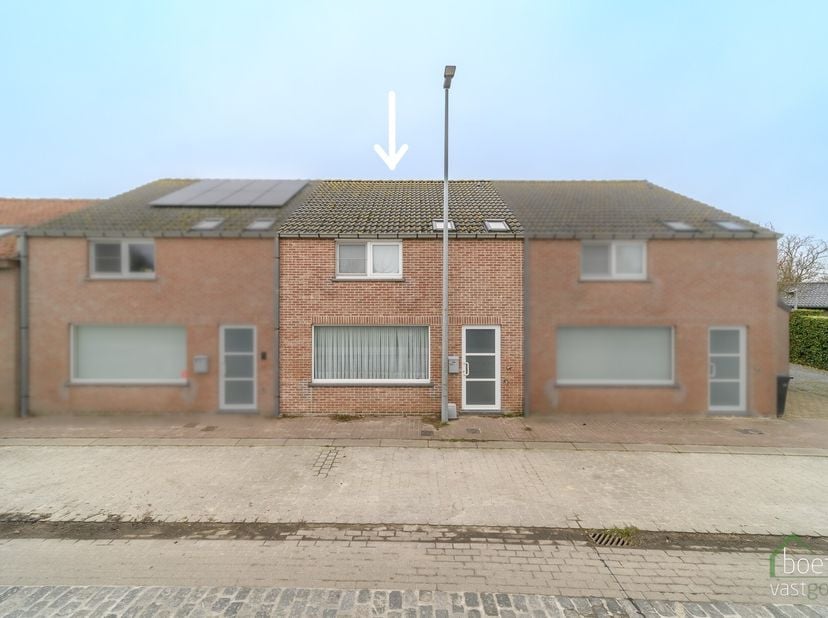 IZENBERGE: Recente rijwoning met alle comfort, 3 slaapkamers, gezellig tuintje en garage op 151m² grondopp. (verhuurd)<br />
In het landelijke Izenber