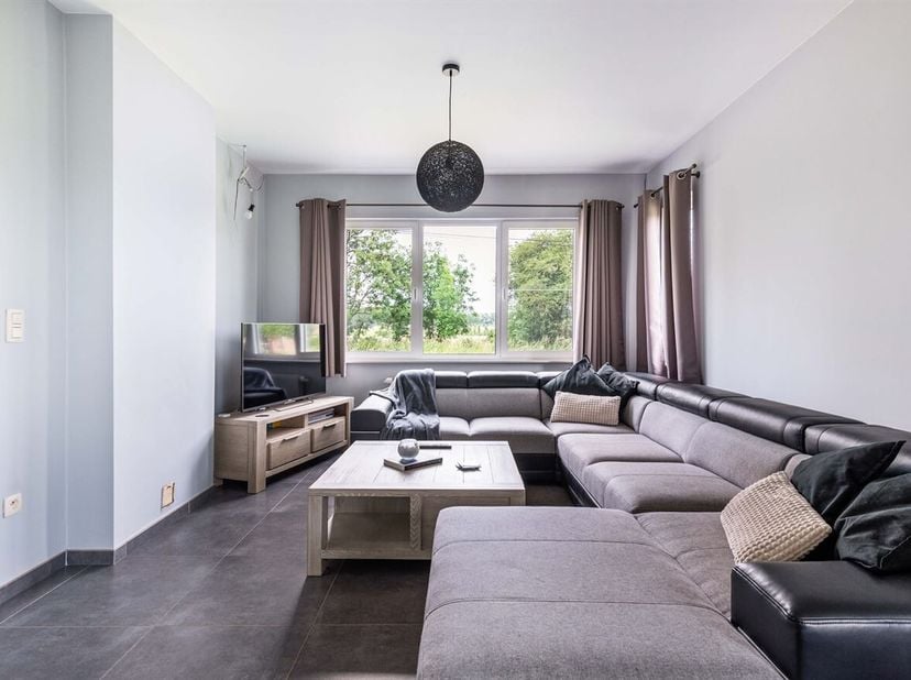 Deze vrijstaande woning geniet van een rustige ligging in een groene, landelijke omgeving met een prachtig uitzicht op achterliggende weilanden. Tegel