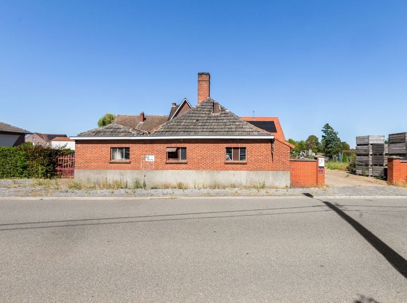 Ruime karaktervolle woning met tal van mogelijkheden op 3.521 m²<br />
<br />
Op een ruim perceel van maar liefst 3.521 m² vinden we deze bijzondere