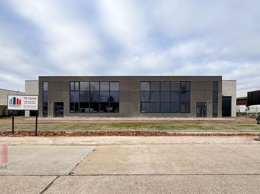 Nieuwbouw magazijn van 1.298 m² met 206 m² kantoorruimte en 218 m² polyvalente ruimte.<br />
<br />
Het magazijn, op eigen perceel, is opgebouwd uit e