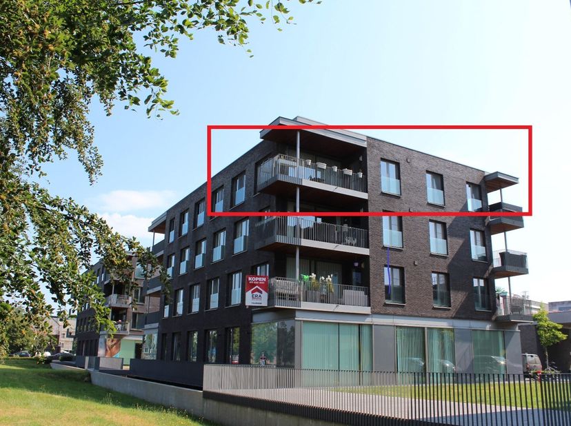 Dit ruime app. met drie slaapkamers is gelegen in het centrum van Lommel en biedt alle comfort van een standaard woning. Het appartement bestaat uit d