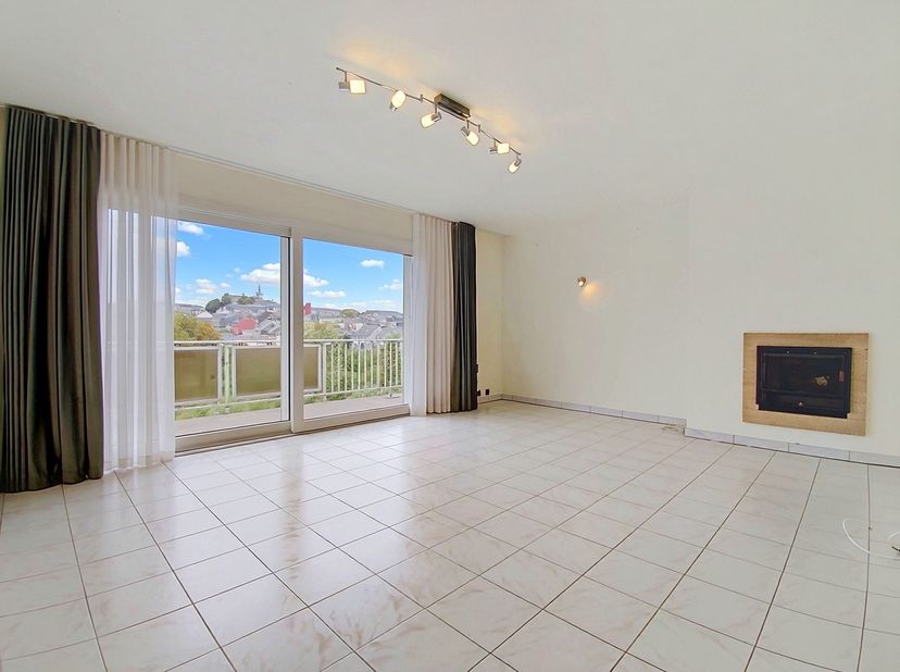 W Immobilière vous propose à la location ce magnifique appartement situé au 6 étage d'une résidence calme, à deux pas du centre d'Arlon.<br />
Baigné