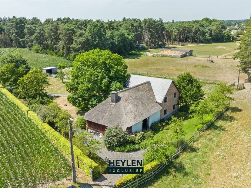 Exclusief gerenoveerde hoeve, luxueus afgewerkt en gelegen op een prachtig perceel van ca. 2.130 m², midden in het groen.<br />
Deze uitzonderlijke ho