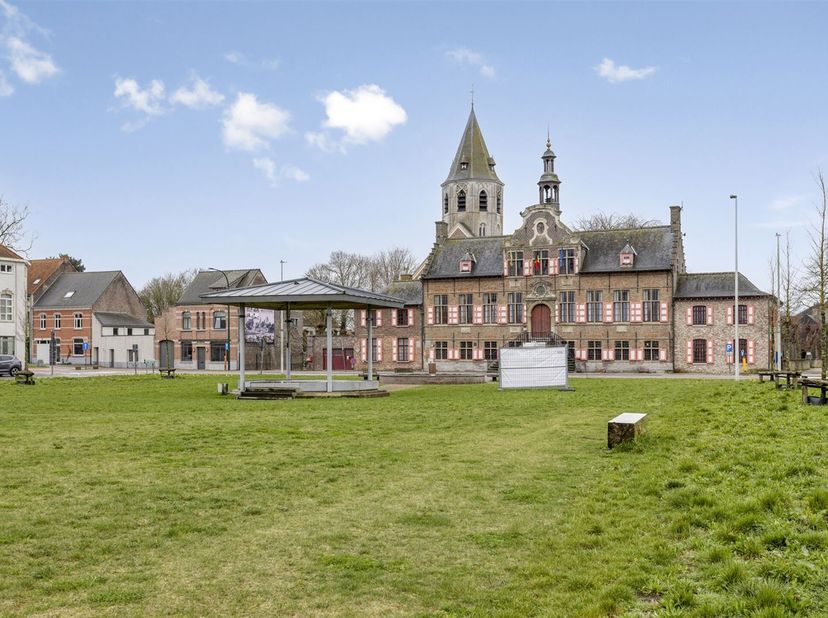 Welkom in deze charmante woning in het hart van Kaprijke ! Deze prachtig gelegen eigendom biedt u alles wat u zoekt voor een comfortabel gezinsleven.