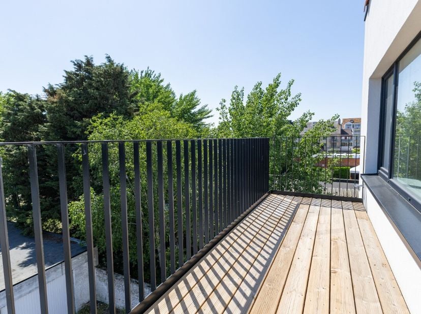 Gerenoveerd 3-slaapkamerappartement (121 m²) met zonnig terras en mezzanine te koop in De Panne In de Veurnestraat in De Panne bevindt zich dit ruime