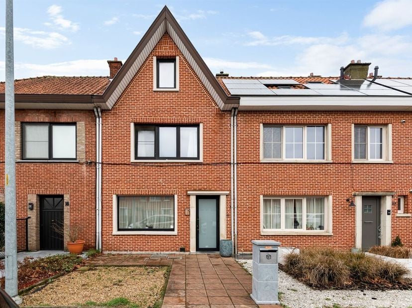 Openhuizendag op zaterdag 13 juni van 11u00 - 12u00<br />
Gelegen in een rustige en aangename straat in de Tulpenstraat te Sint-Niklaas, bevindt zich