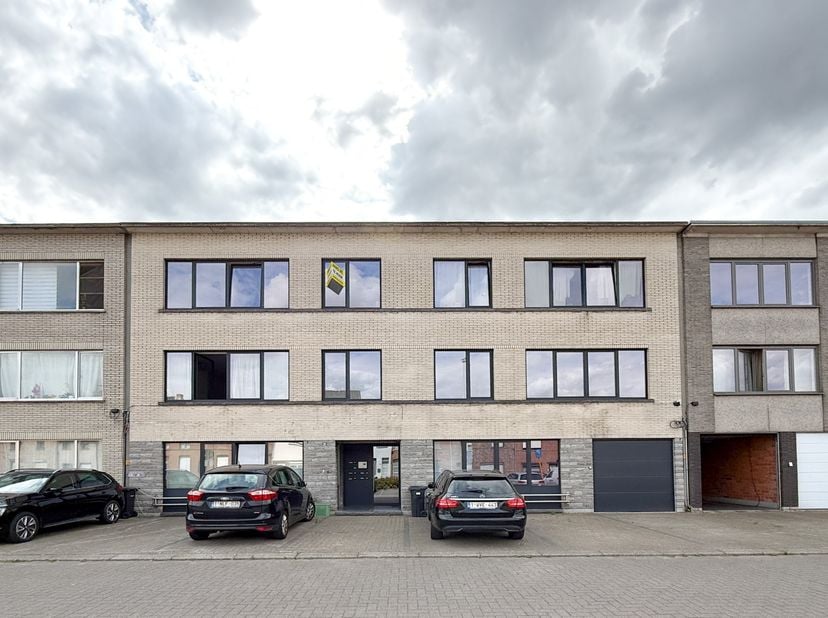 Dit volledig gerenoveerde appartement is gelegen in Beveren en biedt een moderne en comfortabele woonomgeving.<br />
<br />
Het appartement omvat een