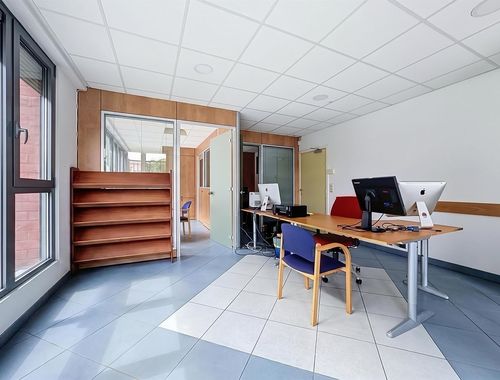                                         Espace de bureaux à vendre à Molenbeek-Saint-Jean, € 220.000
