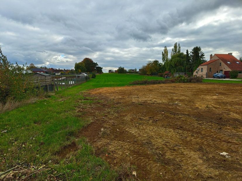 Landelijk gelegen, prachtige bouwgrond van +- 12 are nabij de dorpskern van Waanrode (school, restaurant/frituur, Spar, taverne, enz...) Door afbraak