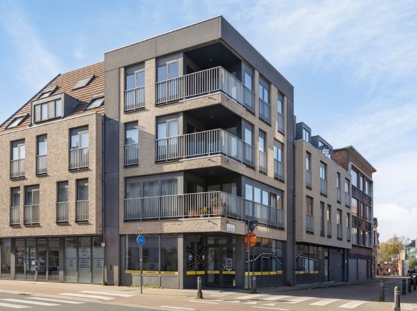 Te koop: handelszaak of kantoorruimte in Sint-Amandsberg<br />
<br />
Ben je op zoek naar een ideale locatie voor jouw bedrijf? Deze handelszaak of ka