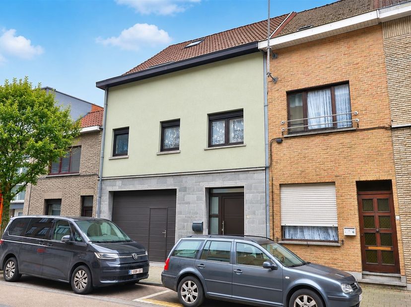 COMFORTABELE GEZINSWONING WAAR RUIMTE CENTRAAL STAAT<br />
<br />
Middenin de stad komt deze gezinswoning aanzetten met veel ruimte aangevuld met he